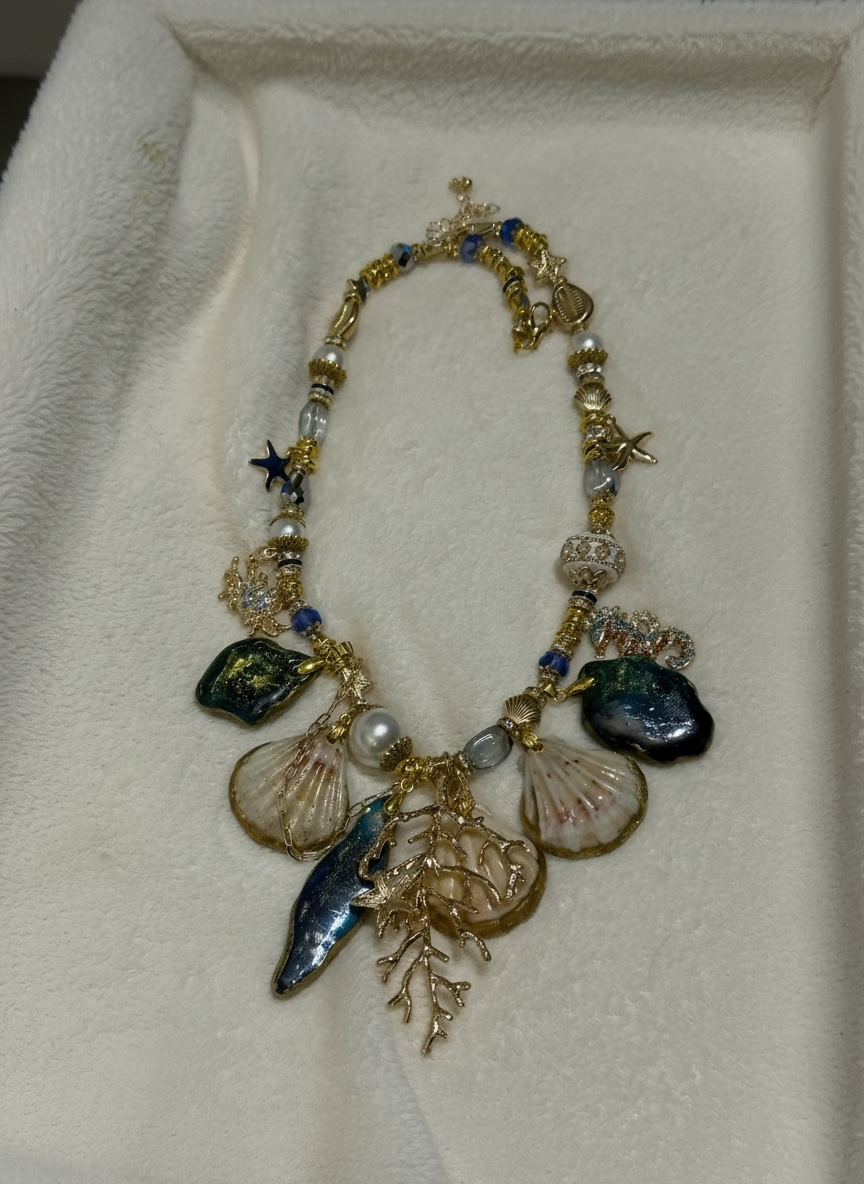 Collar marino con conchas y piedras
