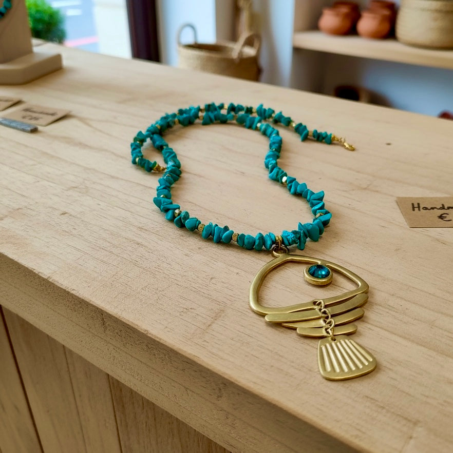 ✨ Este collar transforma tu look en segundos 💙 Hecho a mano en España