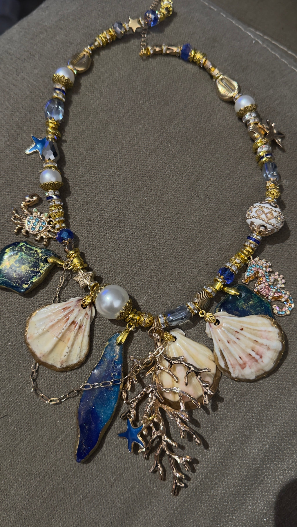 Collar marino con conchas y piedras