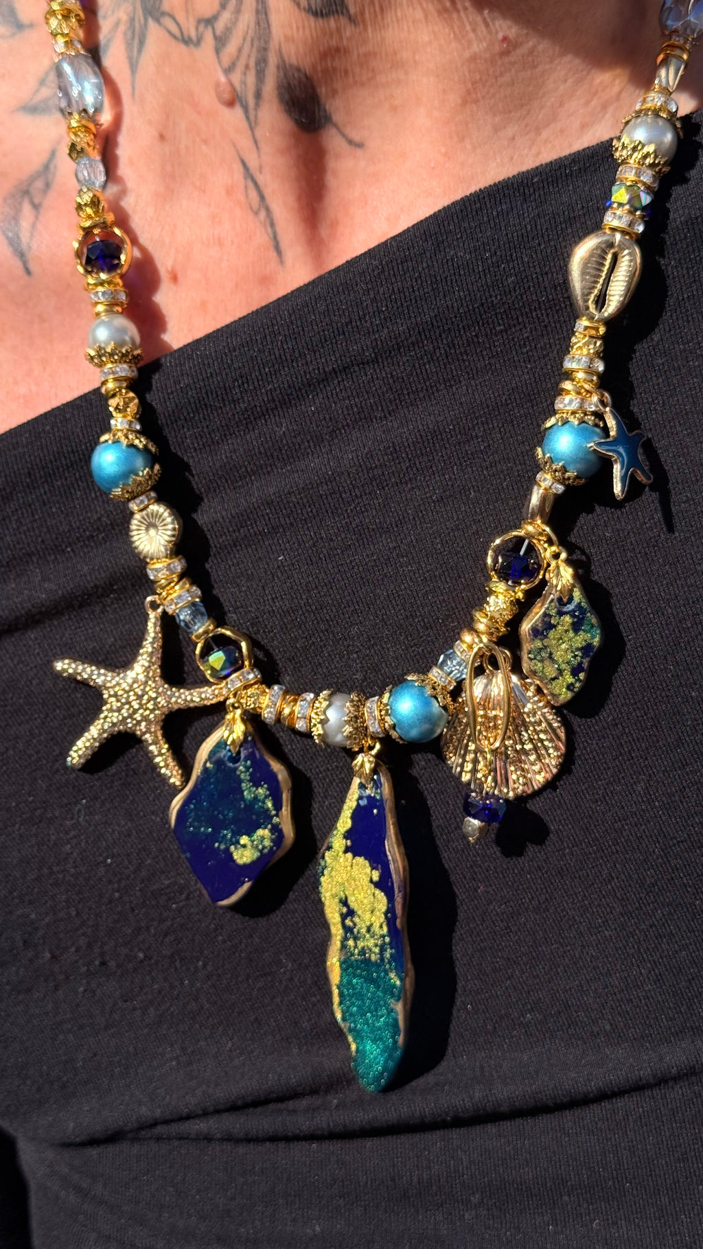 Collar Golden Reef – conchas y coral marino